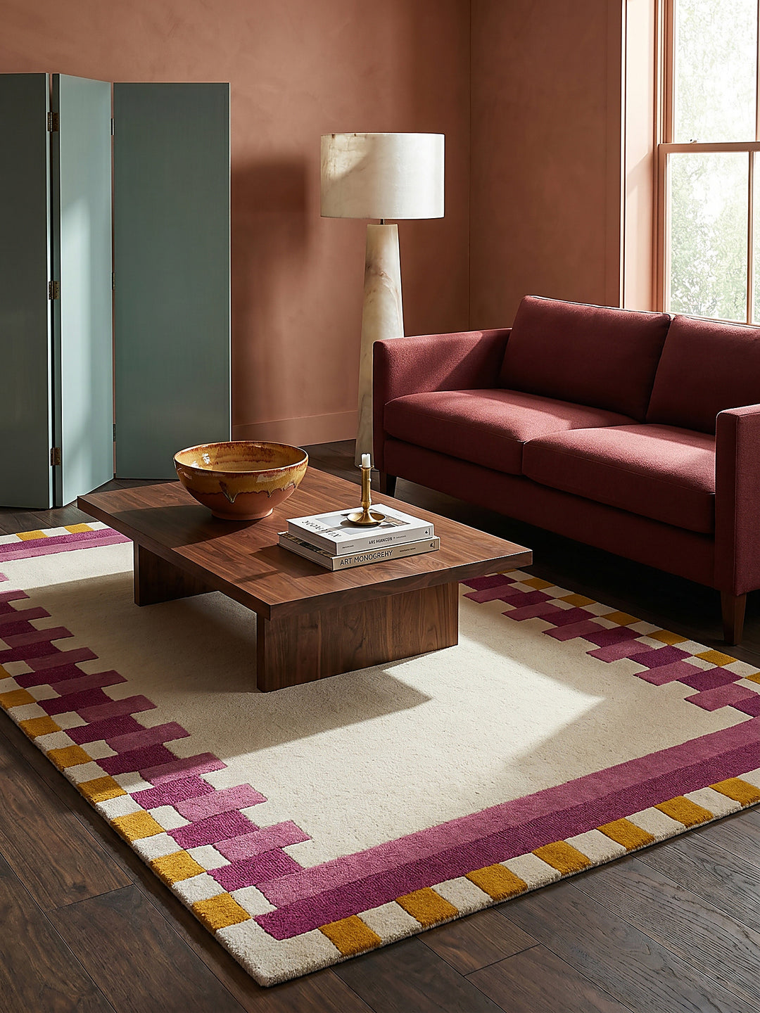 Teppich Rosa-Gelb rechteckig Editorial Interior als Designobjekt drapiert hochwertige Wohnaccessoires_