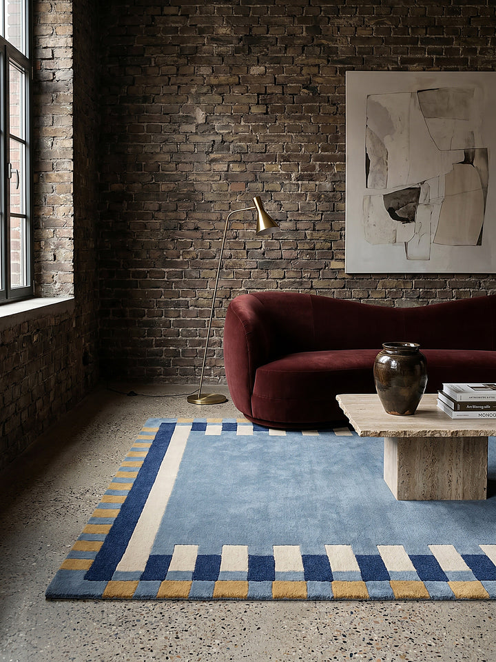 Teppich Blau-Gelb rechteckig Editorial Interior als Designobjekt drapiert hochwertige Wohnaccessoires_