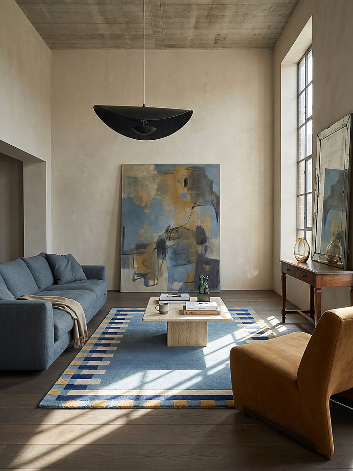 Teppich Blau-Gelb rechteckig im Wohnzimmer mit Couchtisch und Wohnaccessoires Wohnidee skandinavisch modern_