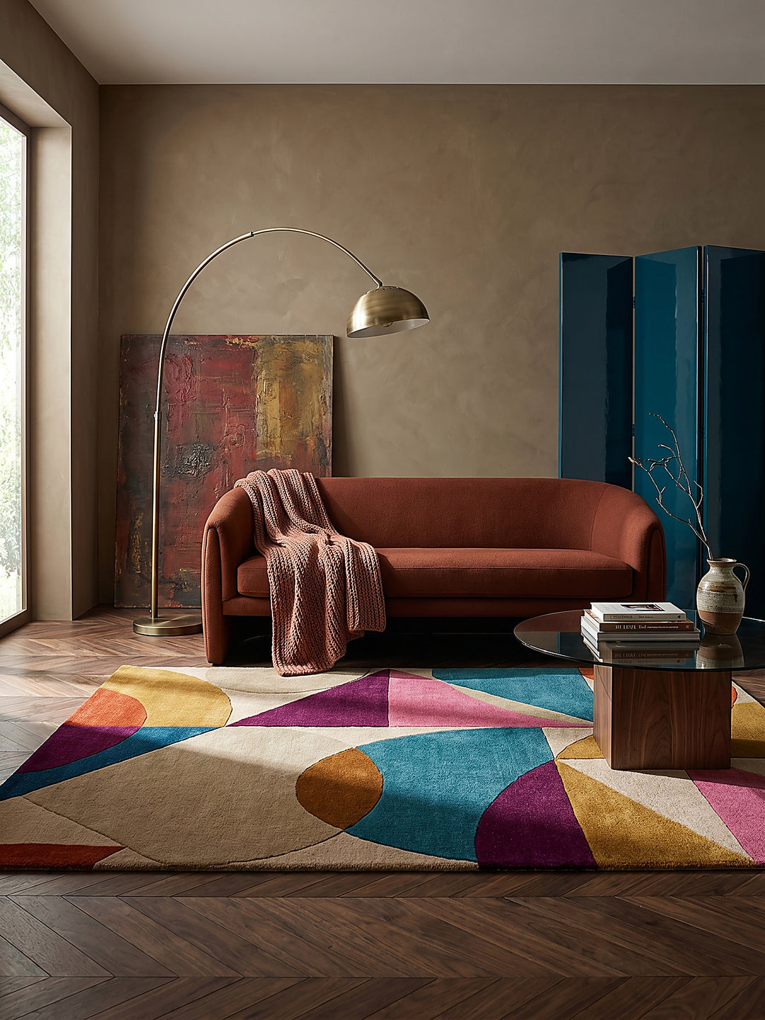 Teppich Multicolor rechteckig Editorial Interior als Designobjekt drapiert hochwertige Wohnaccessoires_