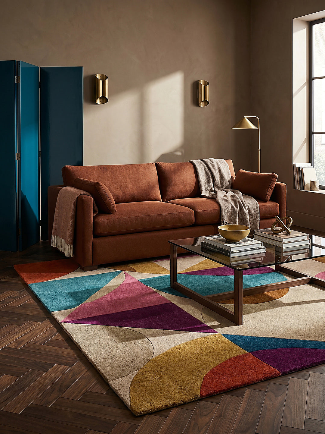 Teppich Multicolor rechteckig im Wohnzimmer mit Couchtisch und Wohnaccessoires Wohnidee skandinavisch modern_