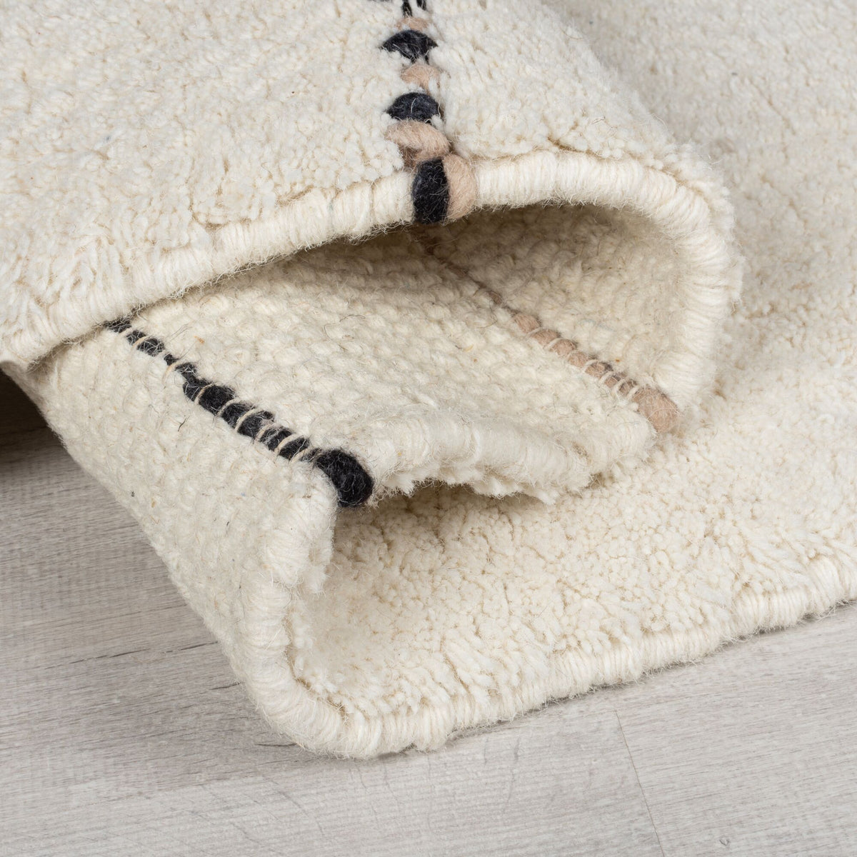 Teppich Linien-Streifen Creme-Schwarz Wolle Kante Rückseite Detail Rechteckig_