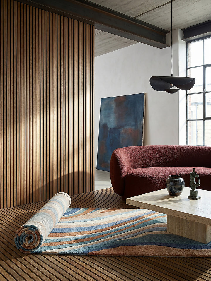 Teppich Multicolor-Blau Läufer Editorial Interior als Designobjekt drapiert hochwertige Wohnaccessoires_