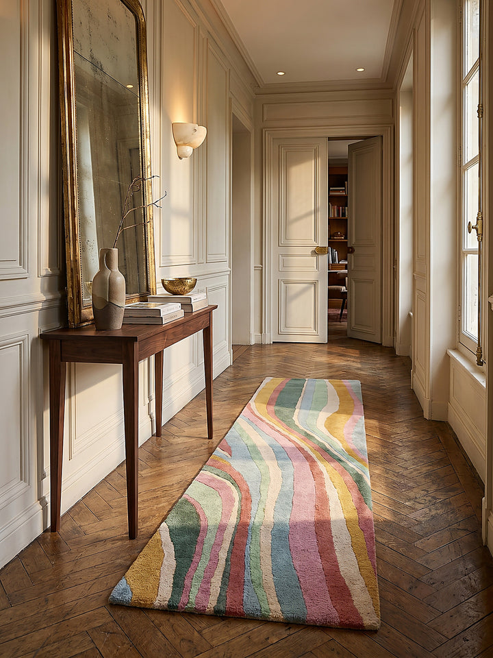 Teppich Multicolor-Grün Läufer im modernen Wohnzimmer vor warm off-white plaster Einrichtungsidee_