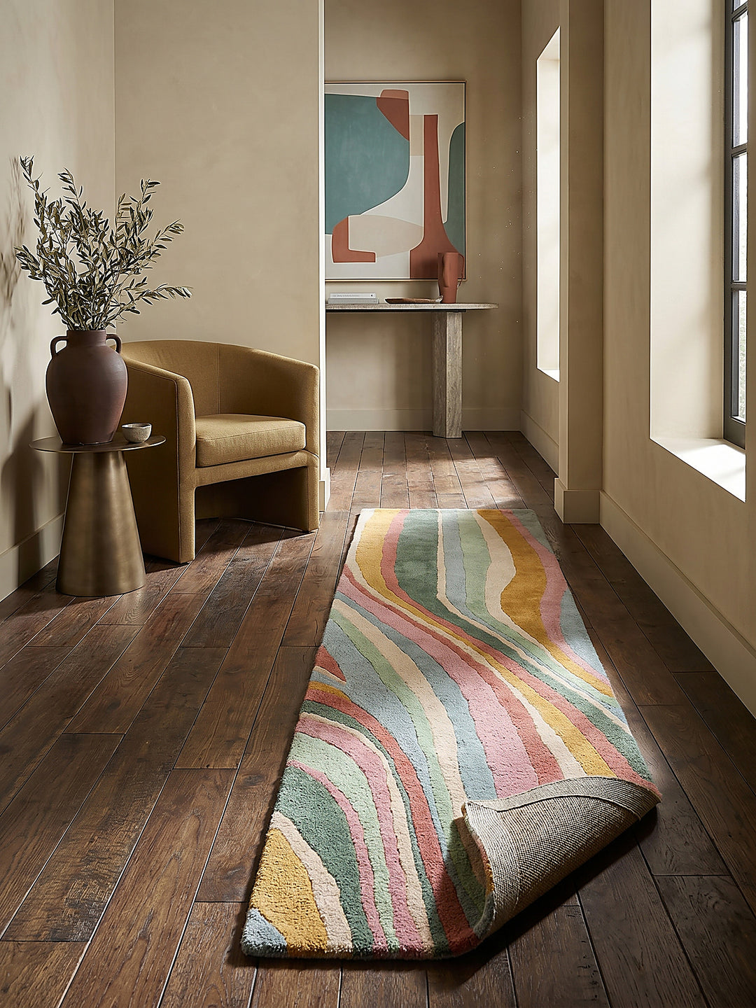 Teppich Multicolor-Grün Läufer Editorial Interior als Designobjekt drapiert hochwertige Wohnaccessoires_