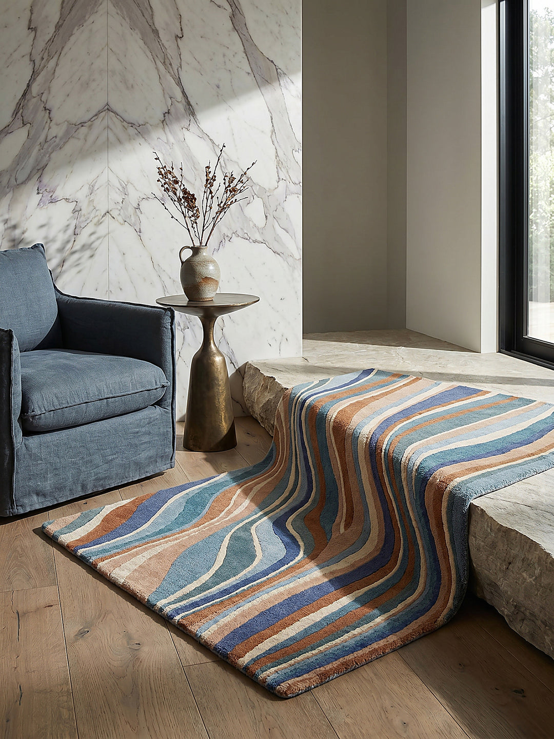 Teppich Multicolor-Blau rechteckig Editorial Interior als Designobjekt drapiert hochwertige Wohnaccessoires_