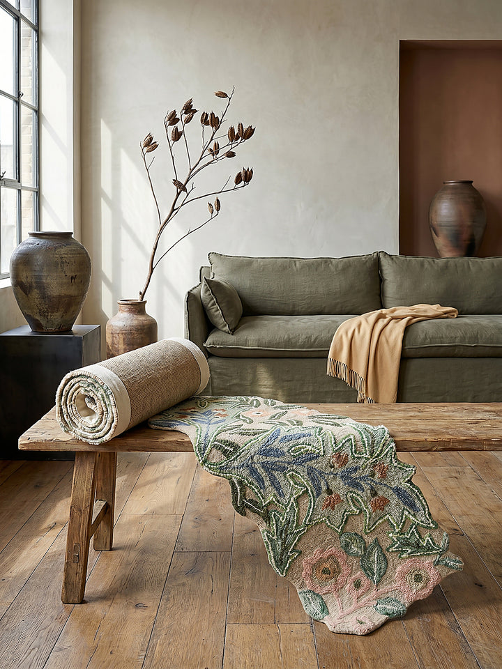 Teppich Grün Läufer Editorial Interior als Designobjekt drapiert hochwertige Wohnaccessoires_