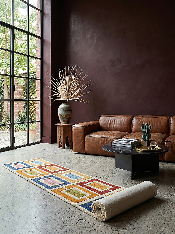 Teppich Multicolor-Orange Läufer Editorial Interior als Designobjekt drapiert hochwertige Wohnaccessoires_