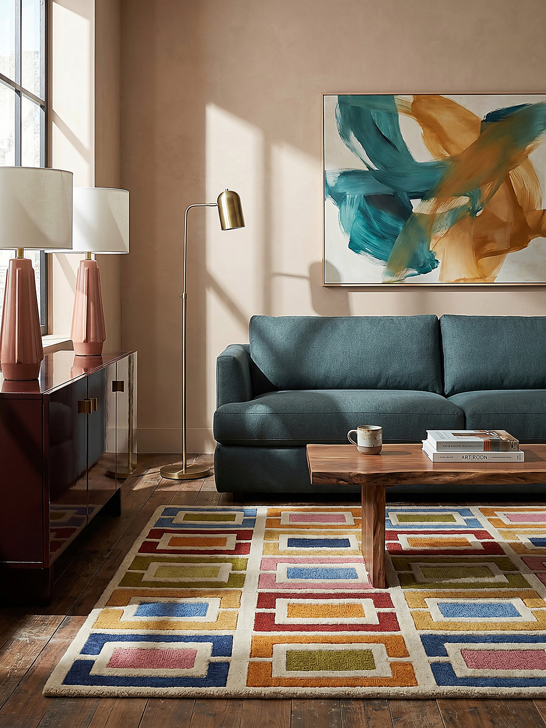 Teppich Multicolor-Orange rechteckig im Wohnzimmer mit Couchtisch und Wohnaccessoires Wohnidee skandinavisch modern_