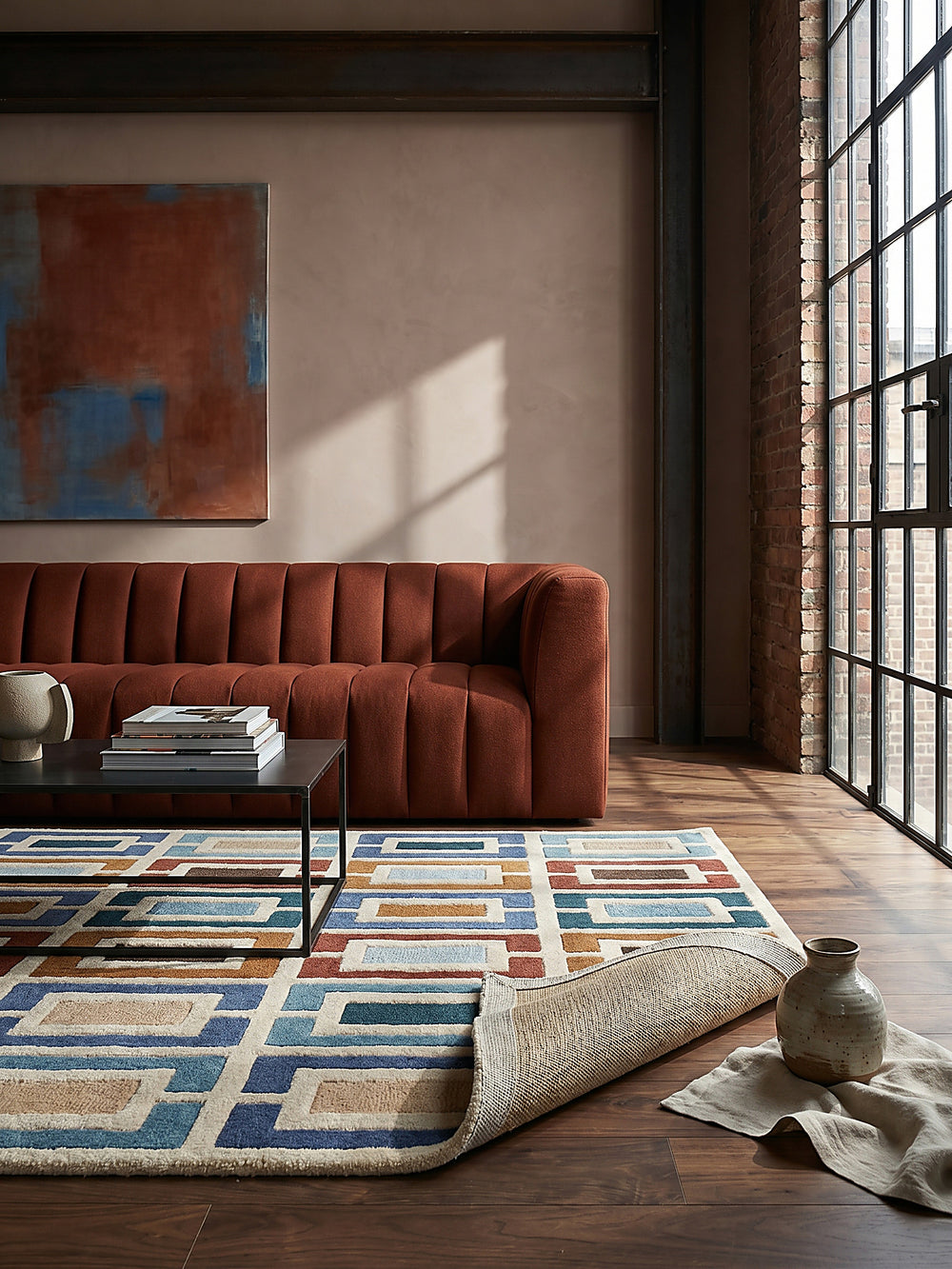 Teppich Multicolor-Blau rechteckig Editorial Interior als Designobjekt drapiert hochwertige Wohnaccessoires_