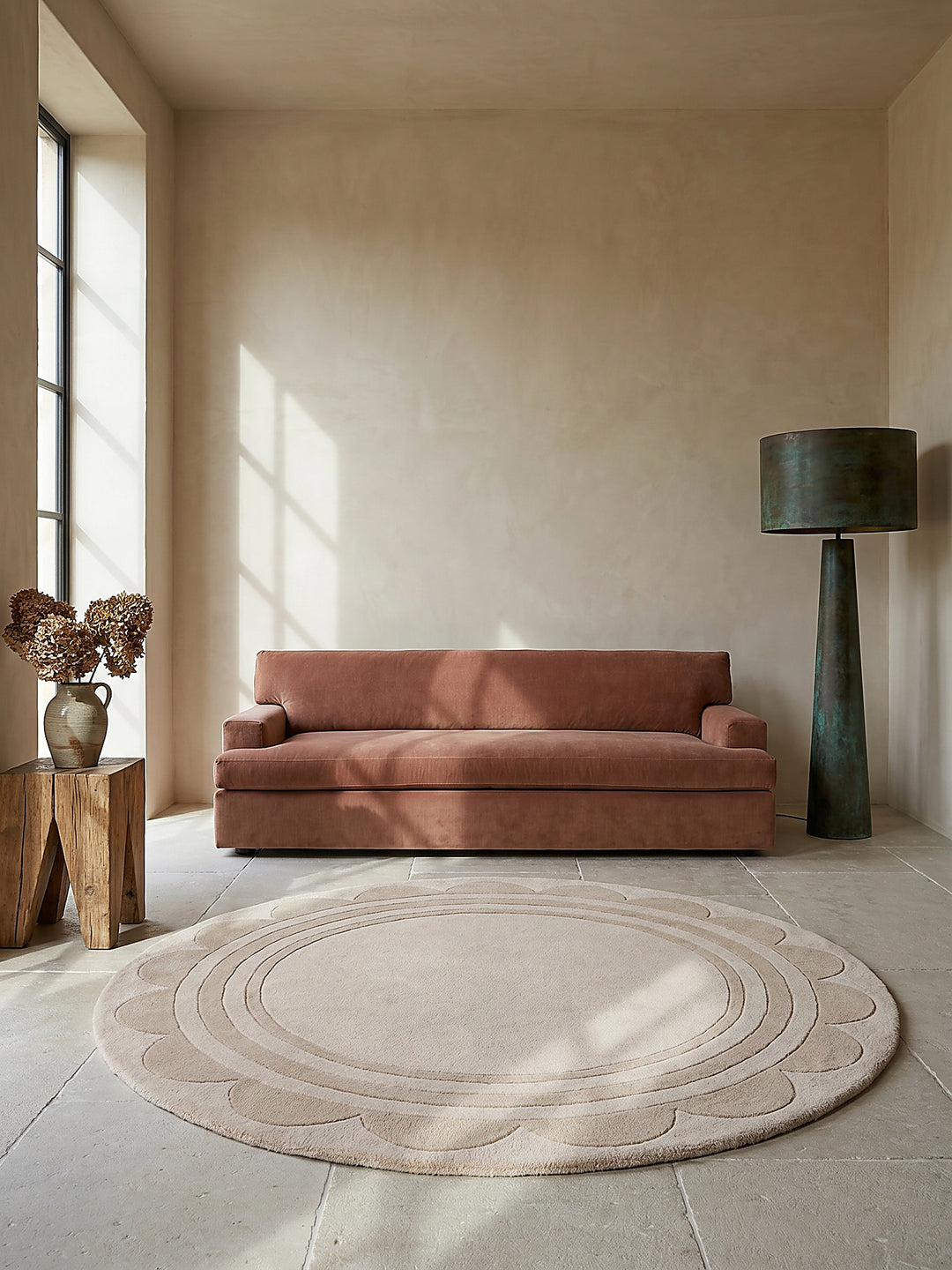 Teppich Beige rund im modernen Wohnzimmer auf invisible vor pure white photography backdrop Einrichtungsidee_