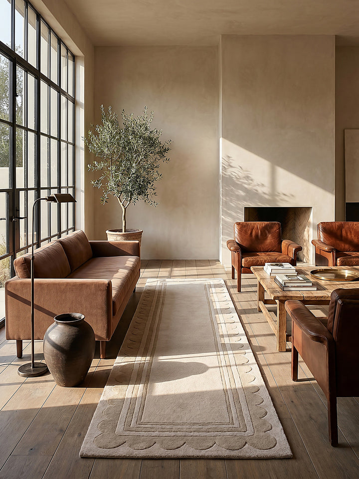 Teppich Beige Läufer im Wohnzimmer mit Couchtisch und Wohnaccessoires Wohnidee skandinavisch modern_