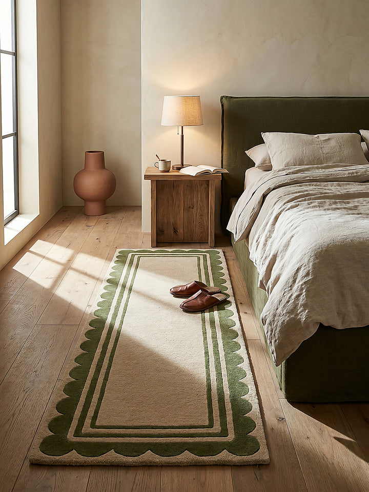 Teppich Grün-Beige Läufer im Wohnzimmer mit Couchtisch und Wohnaccessoires Wohnidee skandinavisch modern_