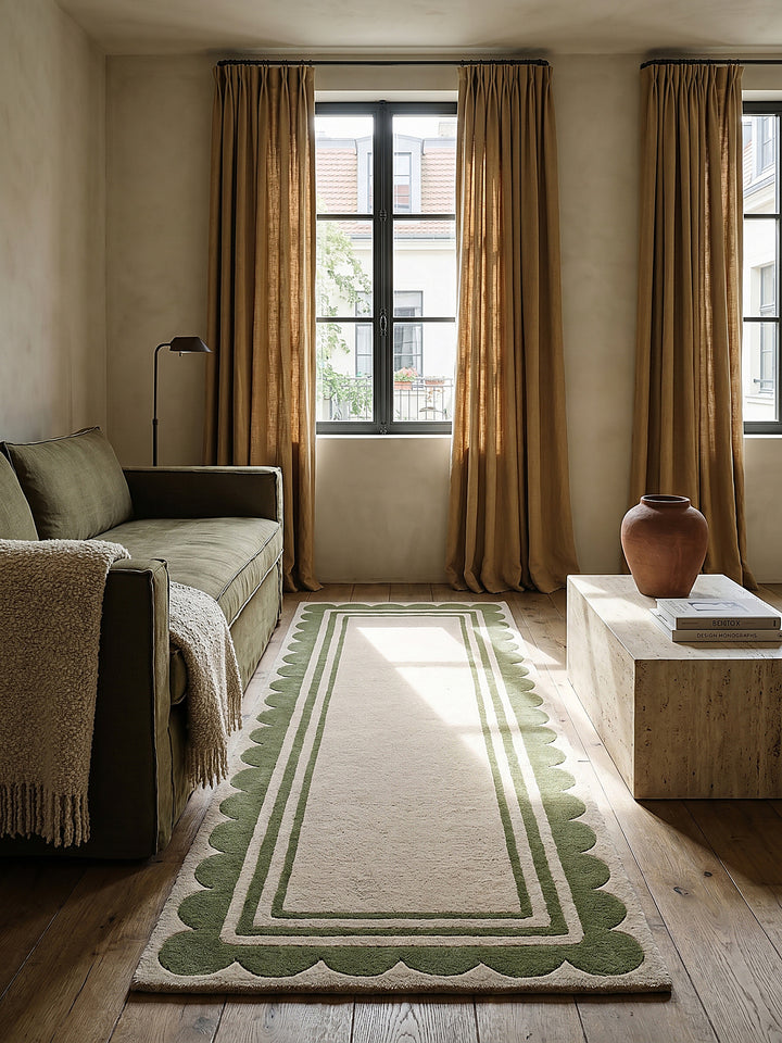 Teppich Grün-Beige Läufer Editorial Interior als Designobjekt drapiert hochwertige Wohnaccessoires_