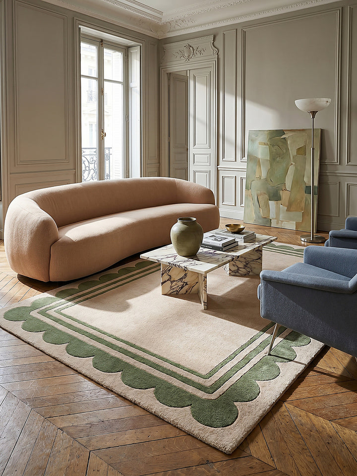 Teppich Grün-Beige rechteckig Editorial Interior als Designobjekt drapiert hochwertige Wohnaccessoires_