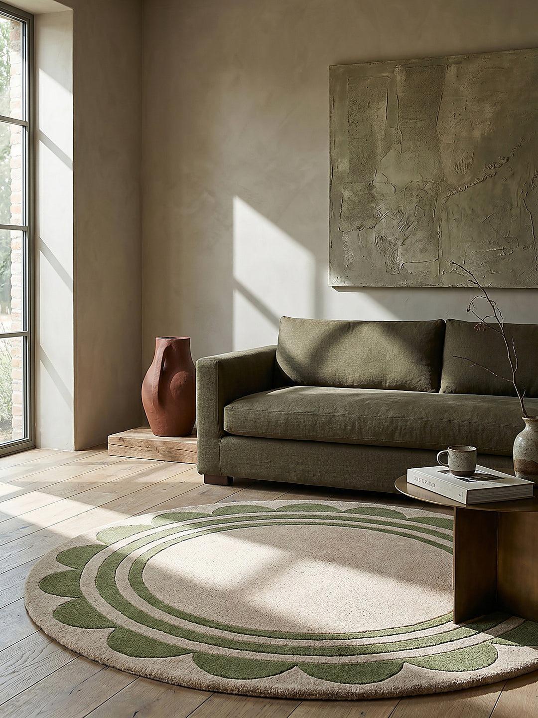 Teppich Grün-Beige rund im Wohnzimmer mit Couchtisch und Wohnaccessoires Wohnidee skandinavisch modern_