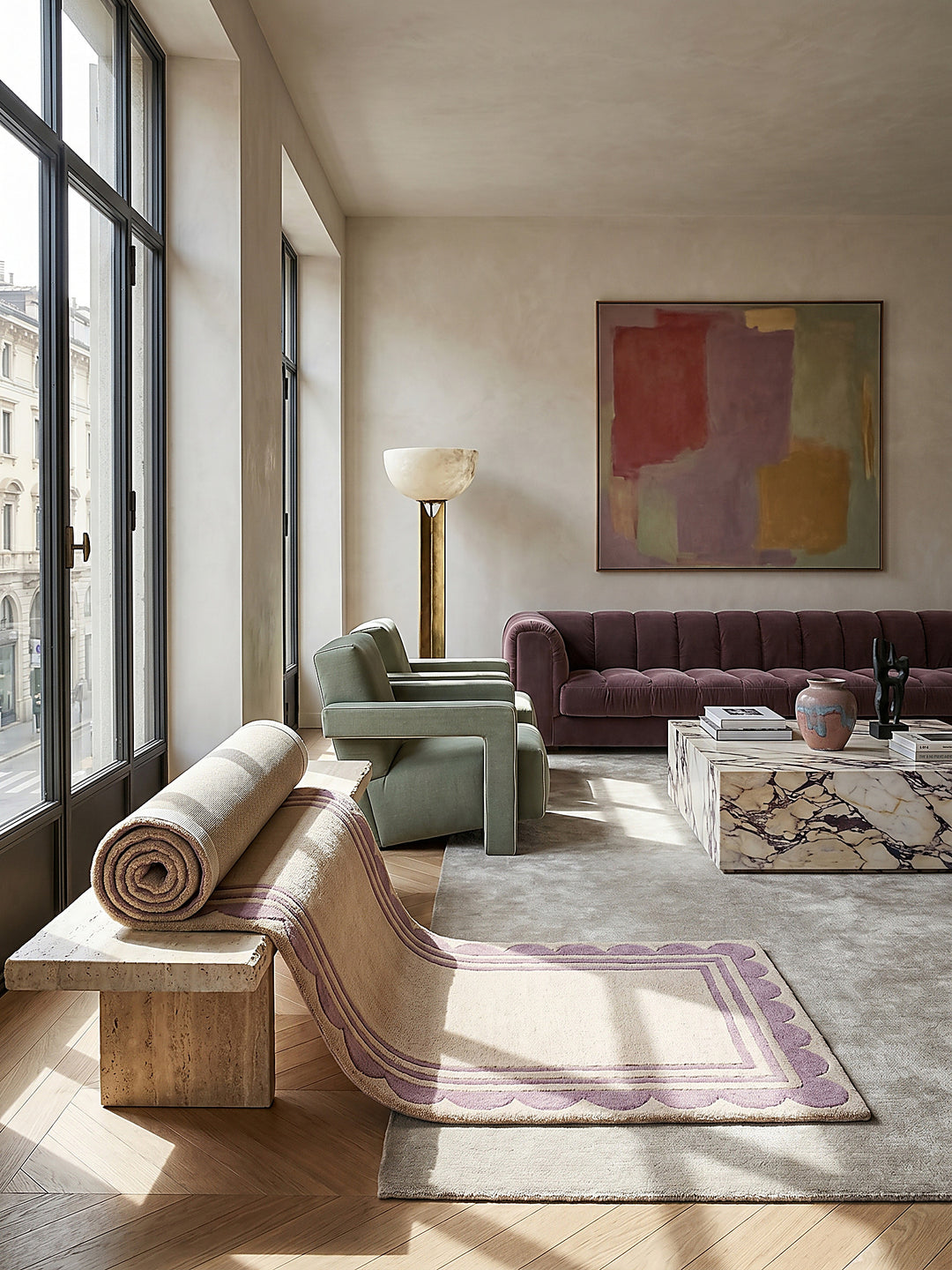Teppich Lila-Beige Läufer Editorial Interior als Designobjekt drapiert hochwertige Wohnaccessoires_