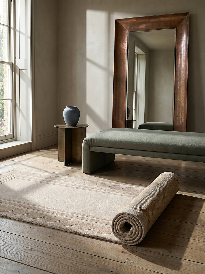 Teppich Beige Läufer Editorial Interior als Designobjekt drapiert hochwertige Wohnaccessoires_
