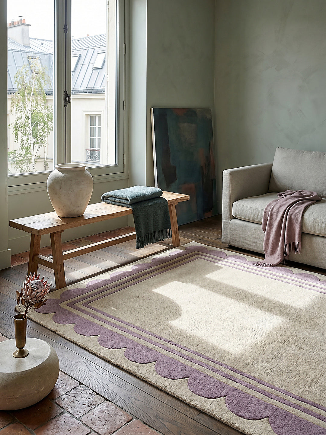 Teppich Lila-Beige rechteckig Editorial Interior als Designobjekt drapiert hochwertige Wohnaccessoires_