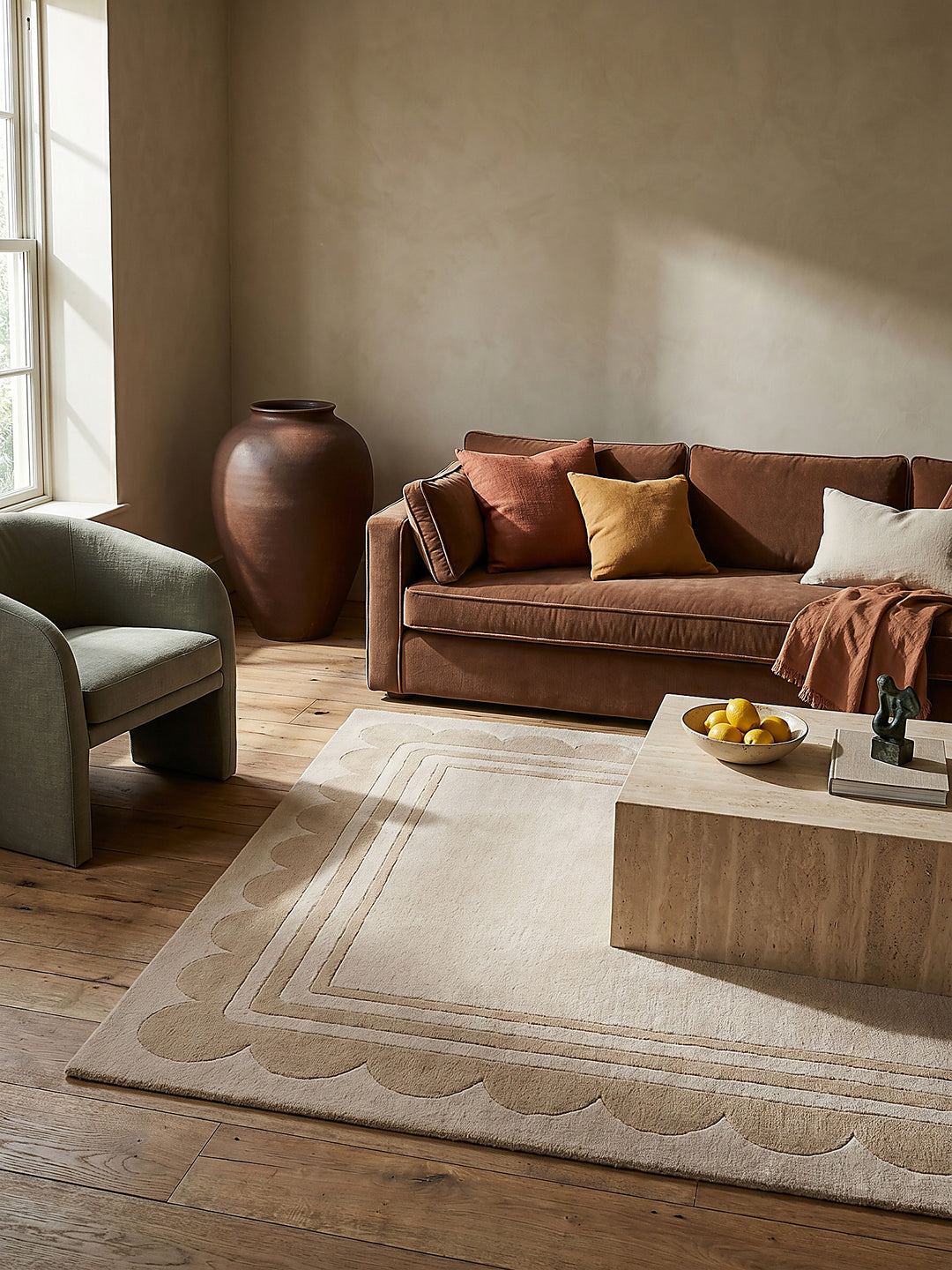 Teppich Beige rechteckig im Wohnzimmer mit Couchtisch und Wohnaccessoires Wohnidee skandinavisch modern_