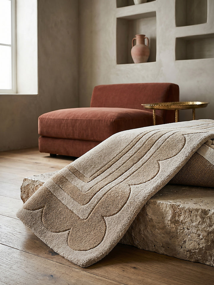 Teppich Beige rechteckig Editorial Interior als Designobjekt drapiert hochwertige Wohnaccessoires_