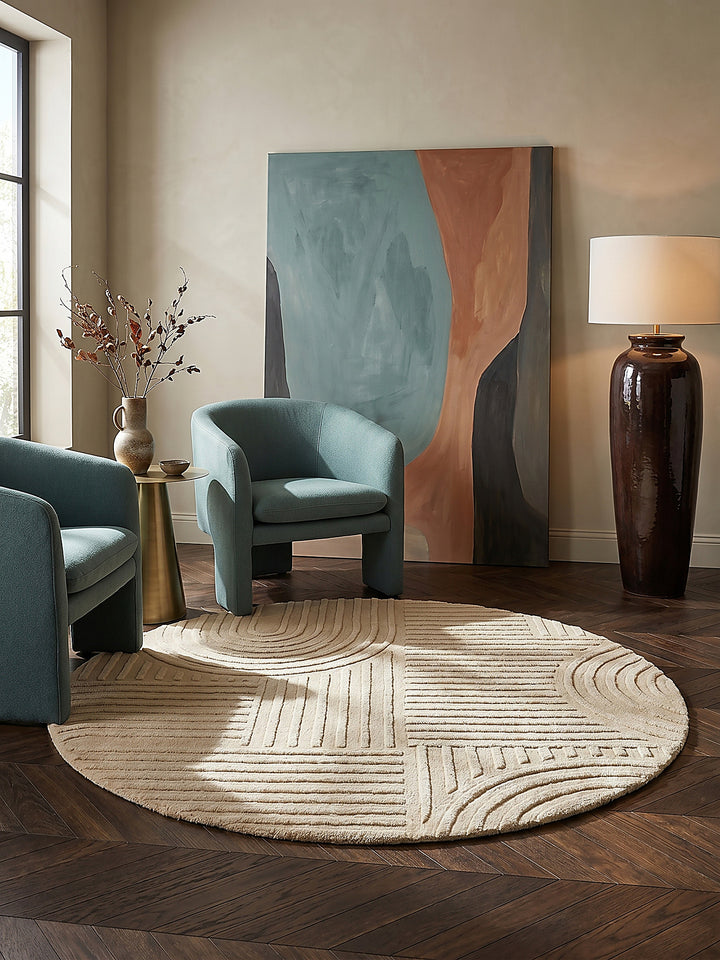 Teppich Beige rund Editorial Interior als Designobjekt drapiert hochwertige Wohnaccessoires_