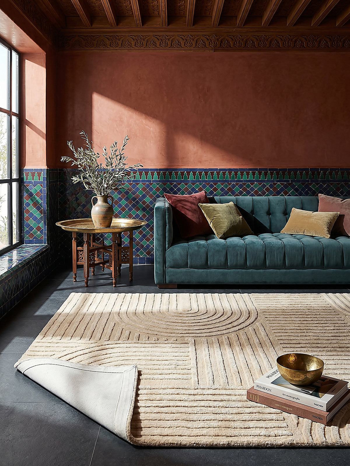 Teppich Beige rechteckig Editorial Interior als Designobjekt drapiert hochwertige Wohnaccessoires_
