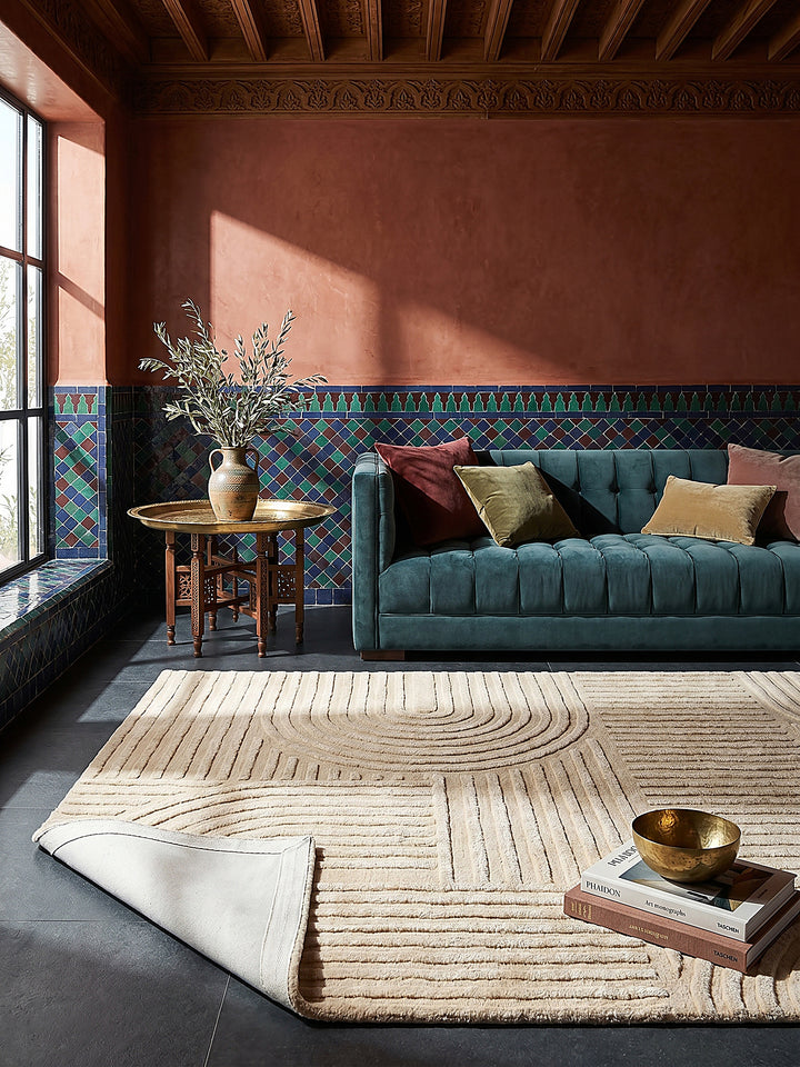 Teppich Beige rechteckig Editorial Interior als Designobjekt drapiert hochwertige Wohnaccessoires_