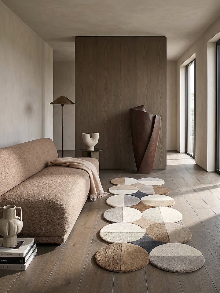 Teppich Beige-Braun Läufer Editorial Interior als Designobjekt drapiert hochwertige Wohnaccessoires_