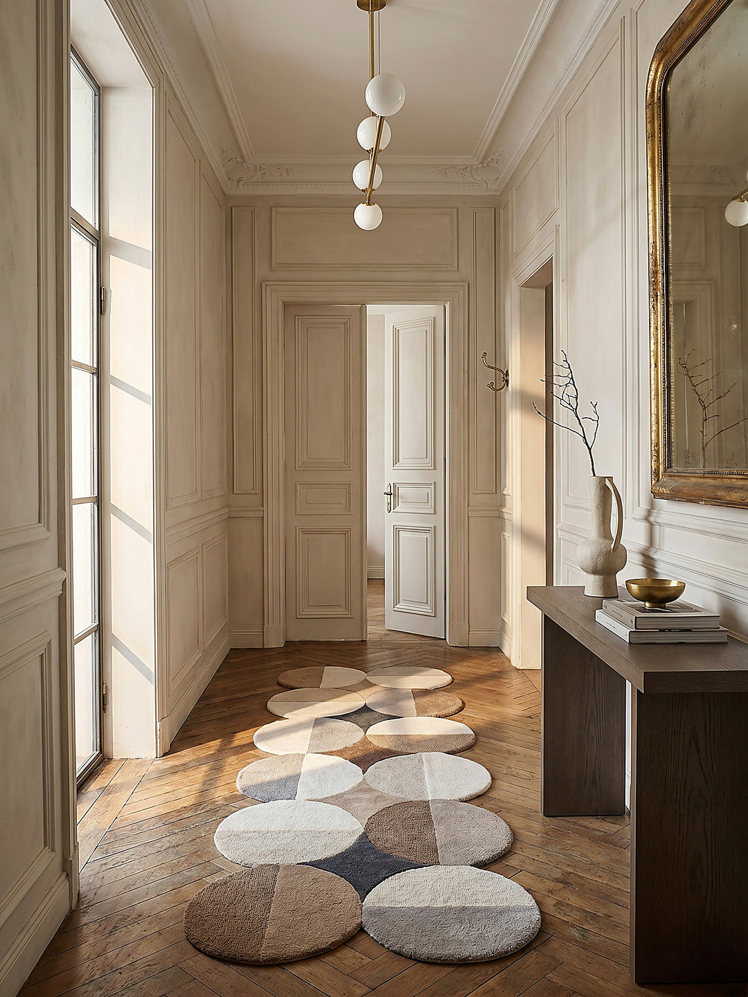 Teppich Beige-Braun Läufer im modernen Wohnzimmer vor warm off-white limewash Einrichtungsidee_