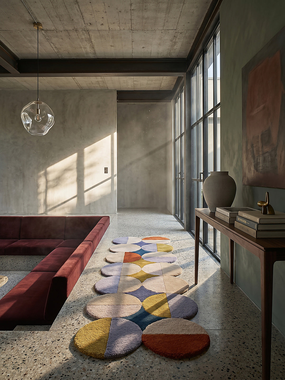 Teppich Multicolor Läufer im modernen Wohnzimmer auf light grey terrazzo vor warm greige limewash with subtle brush s Einrichtungsidee_