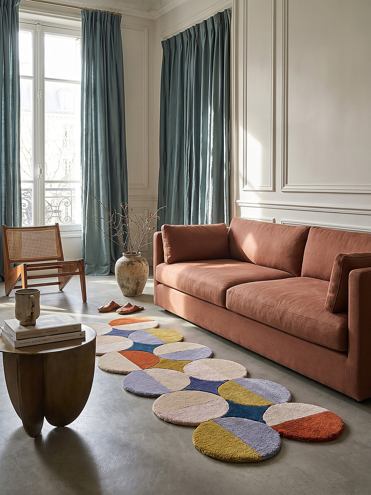 Teppich Multicolor Läufer Editorial Interior als Designobjekt drapiert hochwertige Wohnaccessoires_