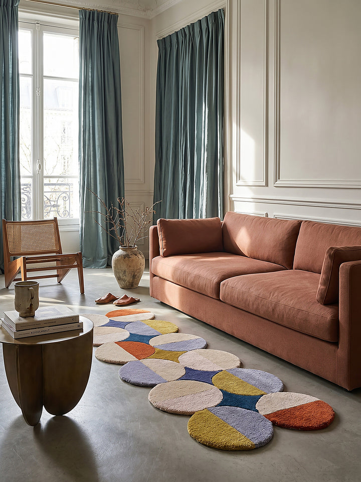 Teppich Multicolor Läufer Editorial Interior als Designobjekt drapiert hochwertige Wohnaccessoires_