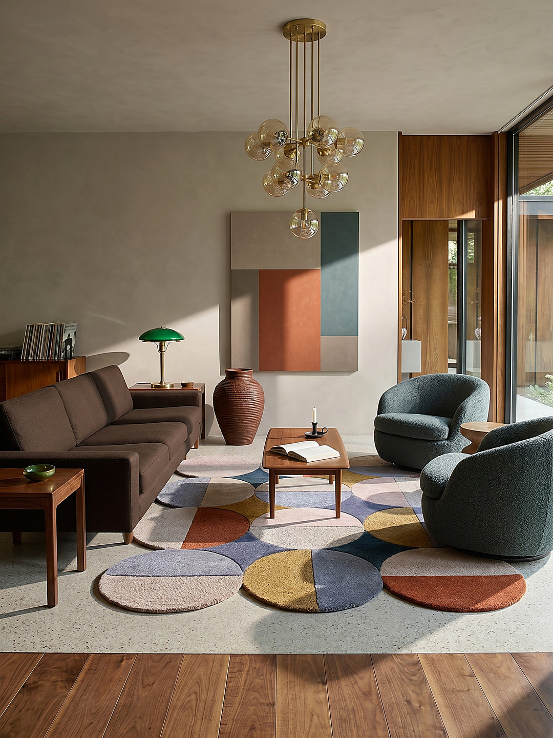 Teppich Multicolor rechteckig im modernen Wohnzimmer auf Light speckled terrazzo vor Warm walnut wood paneling with vertical Einrichtungsidee_