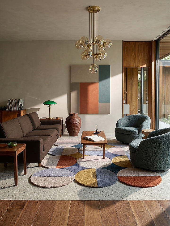 Teppich Multicolor rechteckig im modernen Wohnzimmer auf Light speckled terrazzo vor Warm walnut wood paneling with vertical Einrichtungsidee_
