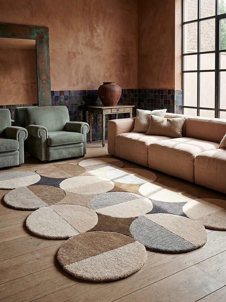 Teppich Beige-Braun rechteckig Editorial Interior als Designobjekt drapiert hochwertige Wohnaccessoires_
