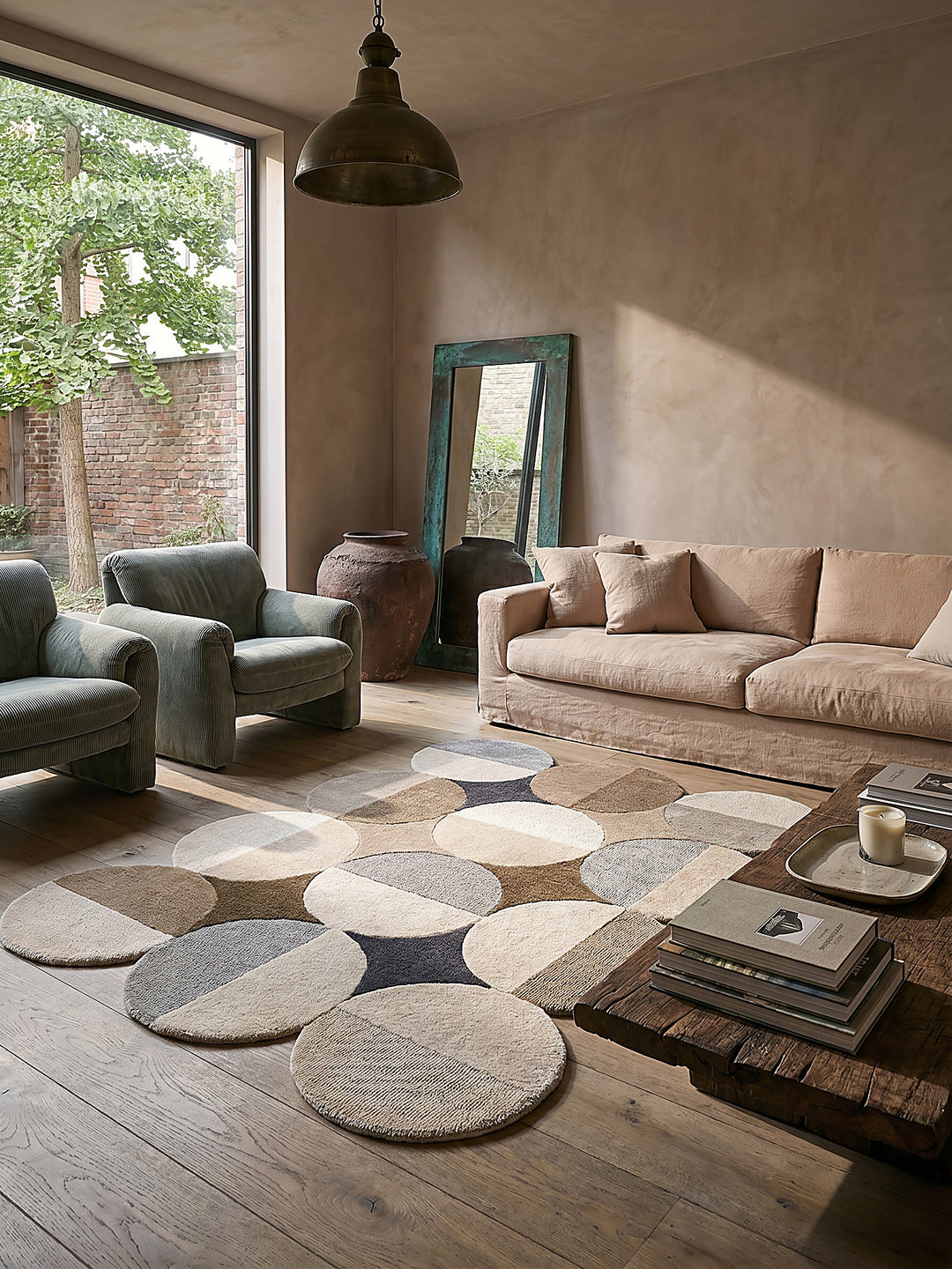 Teppich Beige-Braun rechteckig im modernen Wohnzimmer vor warm taupe microcement Einrichtungsidee_