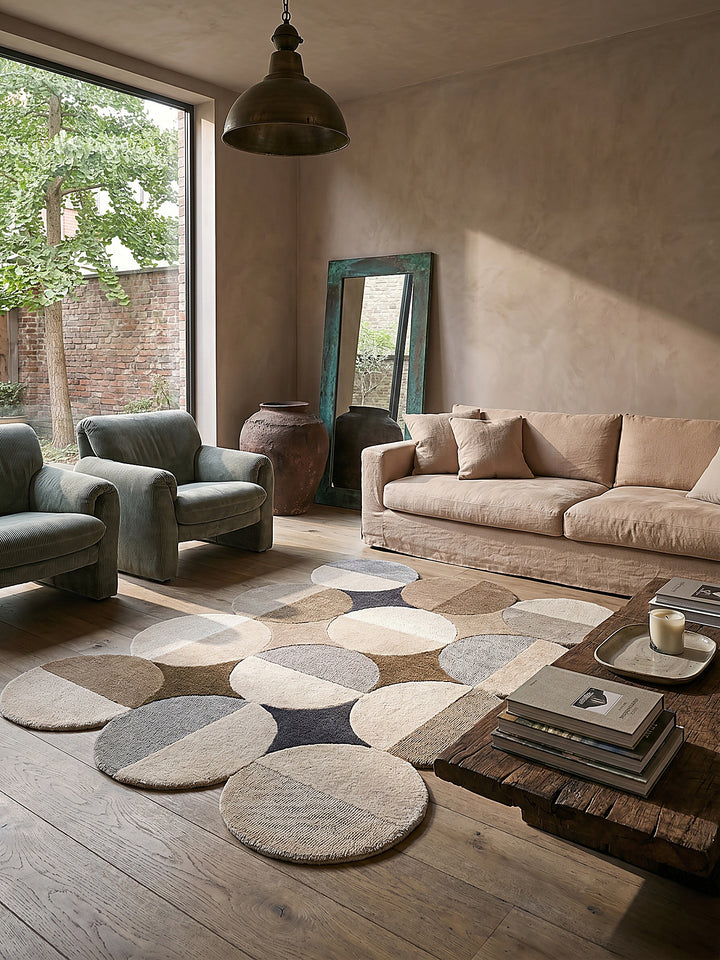 Teppich Beige-Braun rechteckig im modernen Wohnzimmer vor warm taupe microcement Einrichtungsidee_