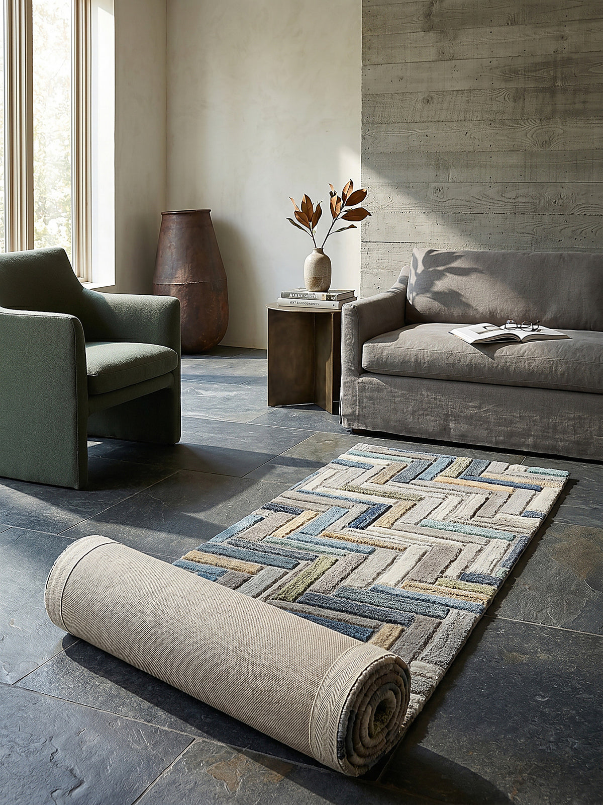 Teppich Multicolor-Blau Läufer Editorial Interior als Designobjekt drapiert hochwertige Wohnaccessoires_