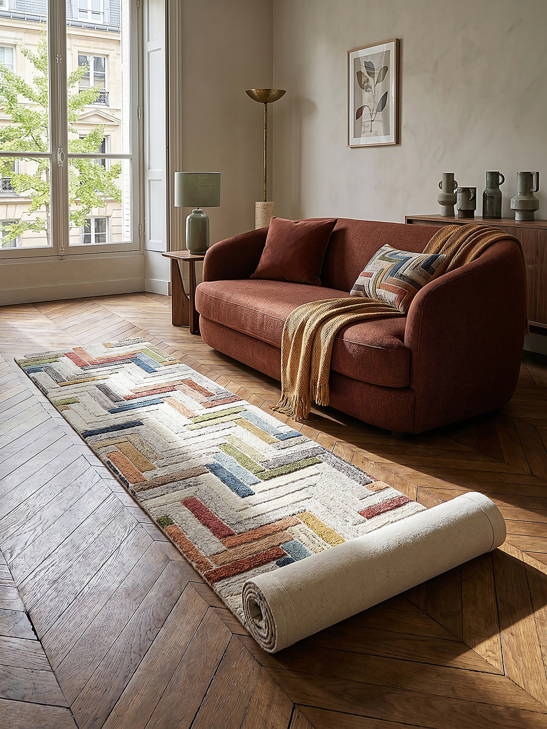 Teppich Multicolor Läufer Editorial Interior als Designobjekt drapiert hochwertige Wohnaccessoires_