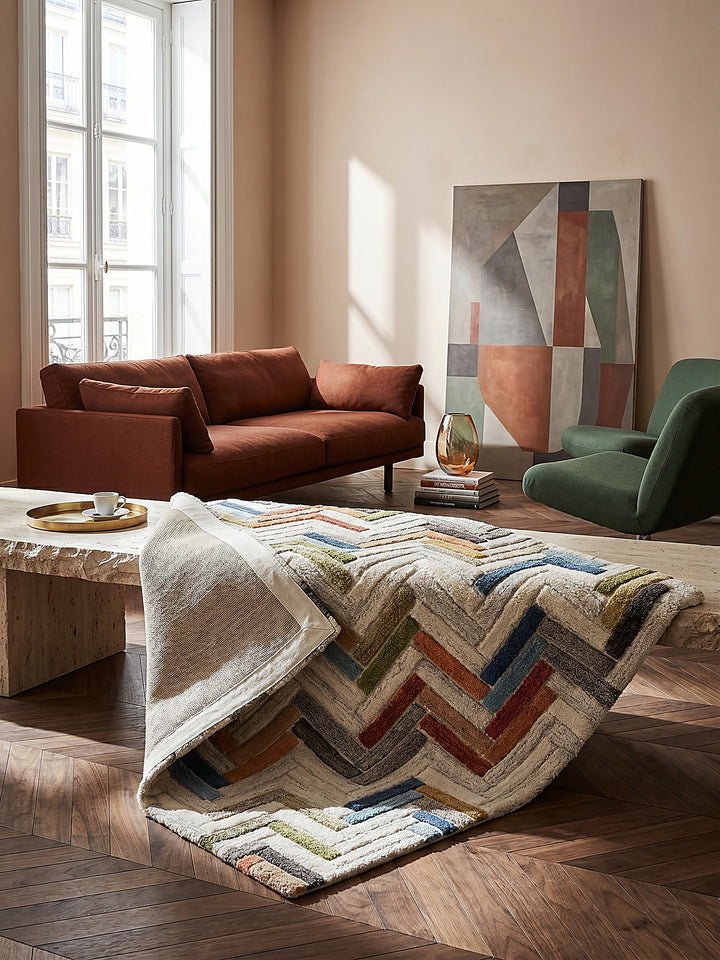 Teppich Multicolor rechteckig Editorial Interior als Designobjekt drapiert hochwertige Wohnaccessoires_