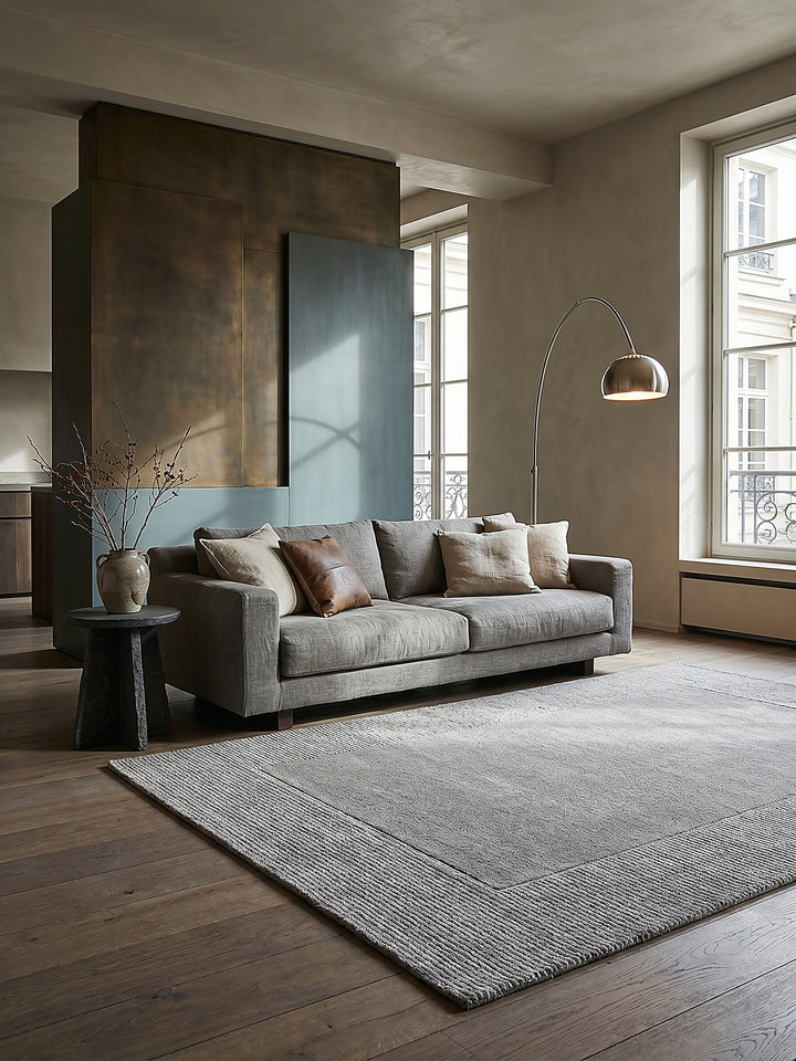 Teppich Grau rechteckig im Wohnzimmer mit Couchtisch und Wohnaccessoires Wohnidee skandinavisch modern_
