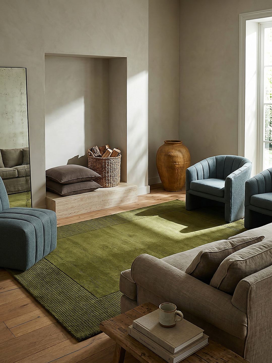 Teppich Grün rechteckig im Wohnzimmer mit Couchtisch und Wohnaccessoires Wohnidee skandinavisch modern_