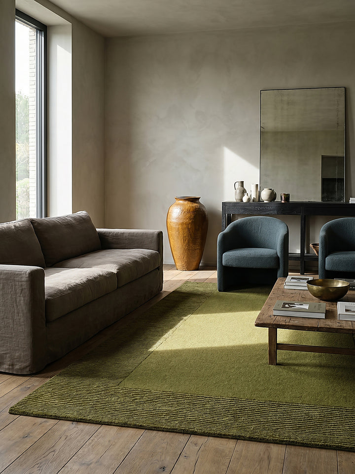 Teppich Grün rechteckig Editorial Interior als Designobjekt drapiert hochwertige Wohnaccessoires_