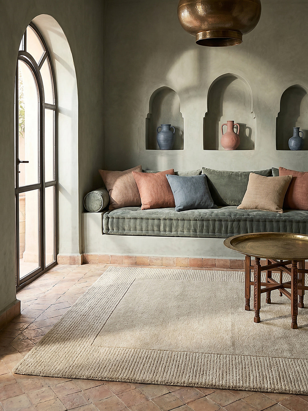 Teppich Beige rechteckig Editorial Interior als Designobjekt drapiert hochwertige Wohnaccessoires_