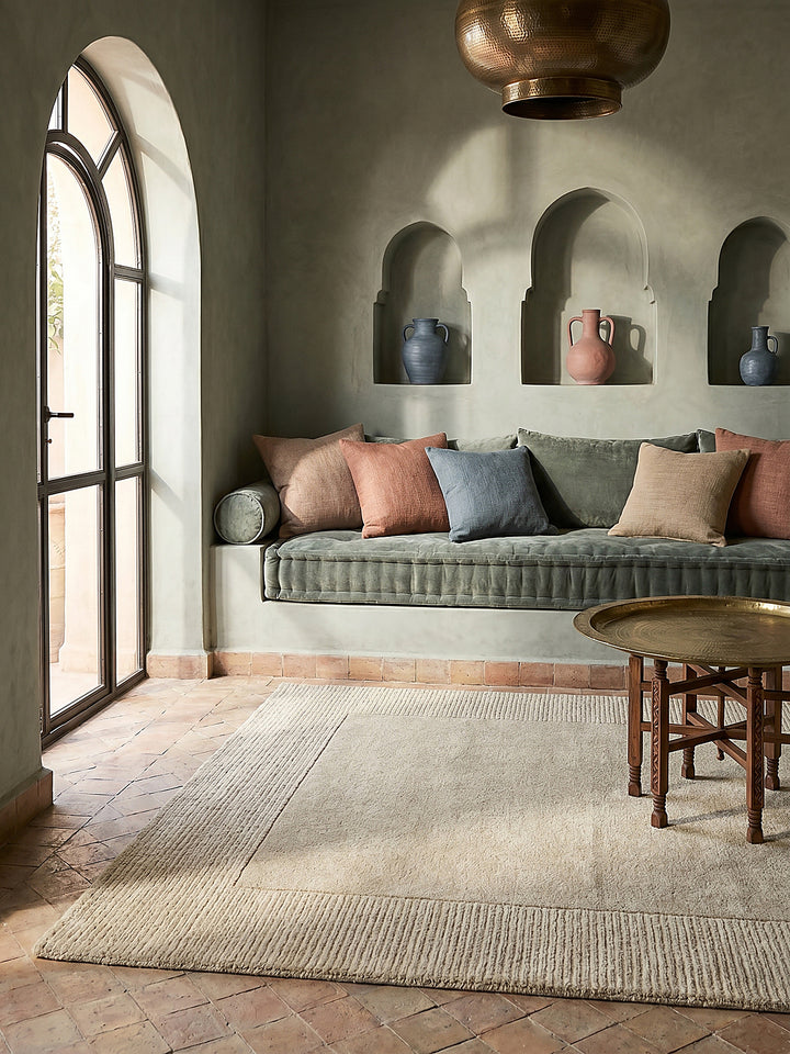 Teppich Beige rechteckig Editorial Interior als Designobjekt drapiert hochwertige Wohnaccessoires_