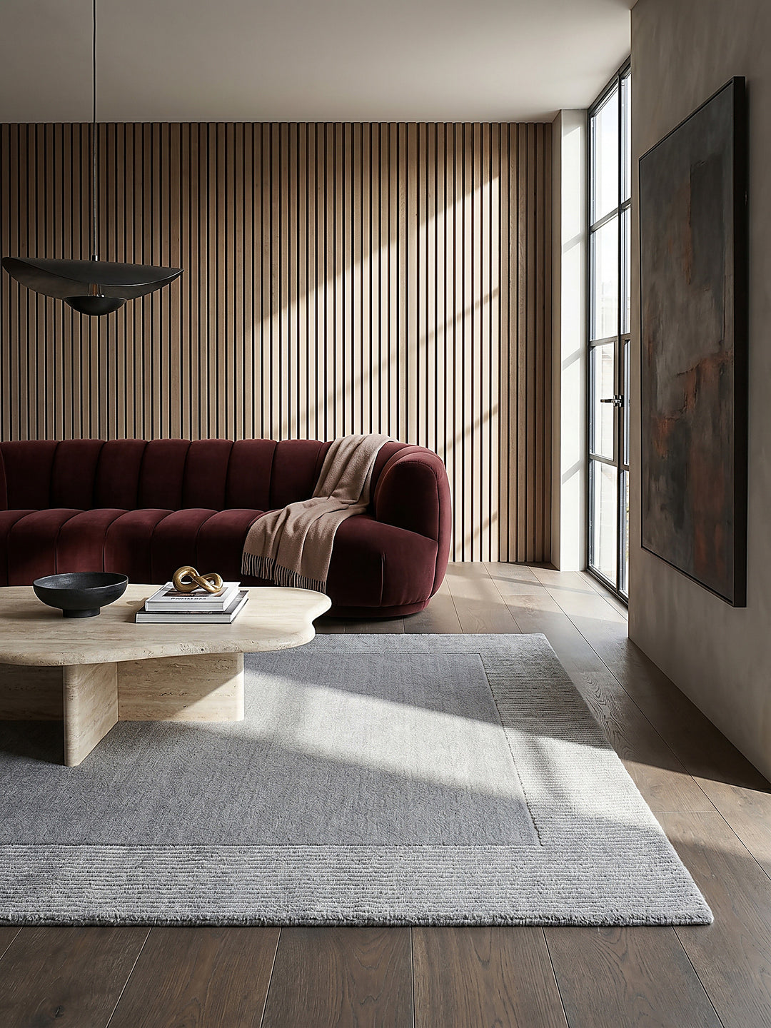 Teppich Grau rechteckig Editorial Interior als Designobjekt drapiert hochwertige Wohnaccessoires_