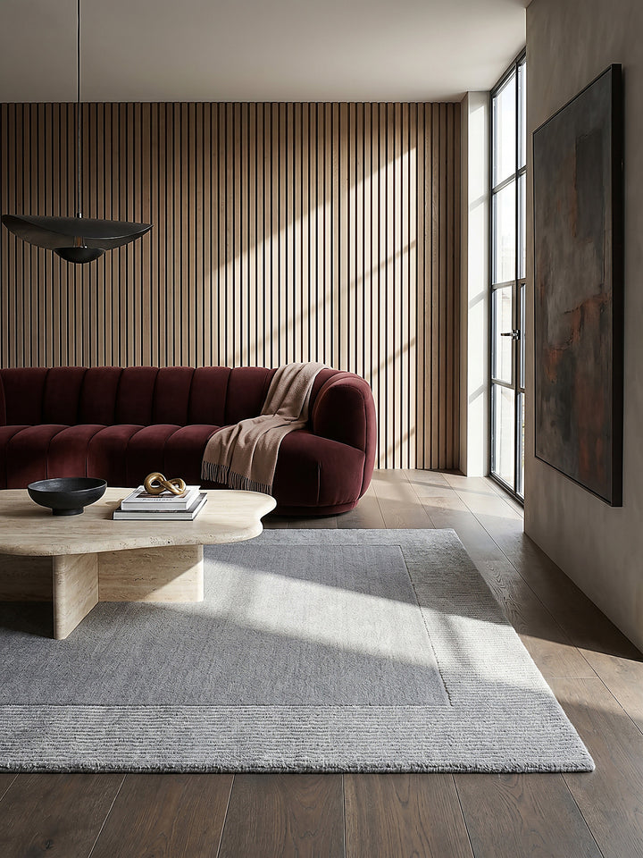 Teppich Grau rechteckig Editorial Interior als Designobjekt drapiert hochwertige Wohnaccessoires_