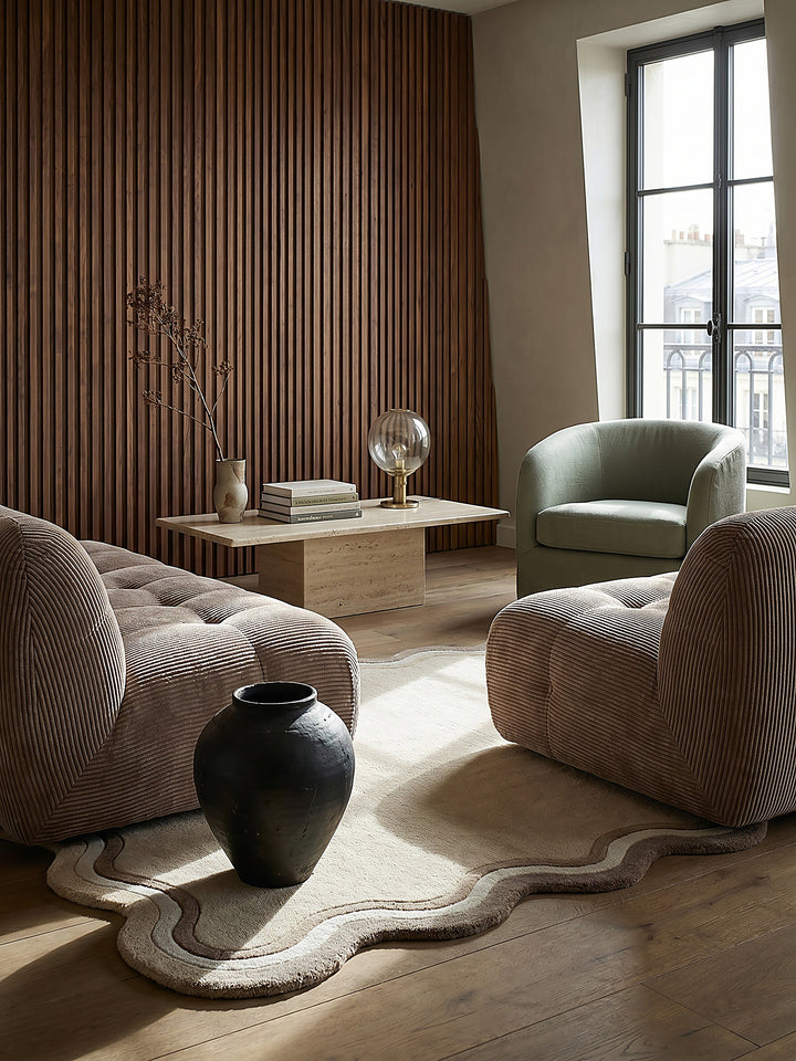 Teppich Naturfarben rechteckig Editorial Interior als Designobjekt drapiert hochwertige Wohnaccessoires_