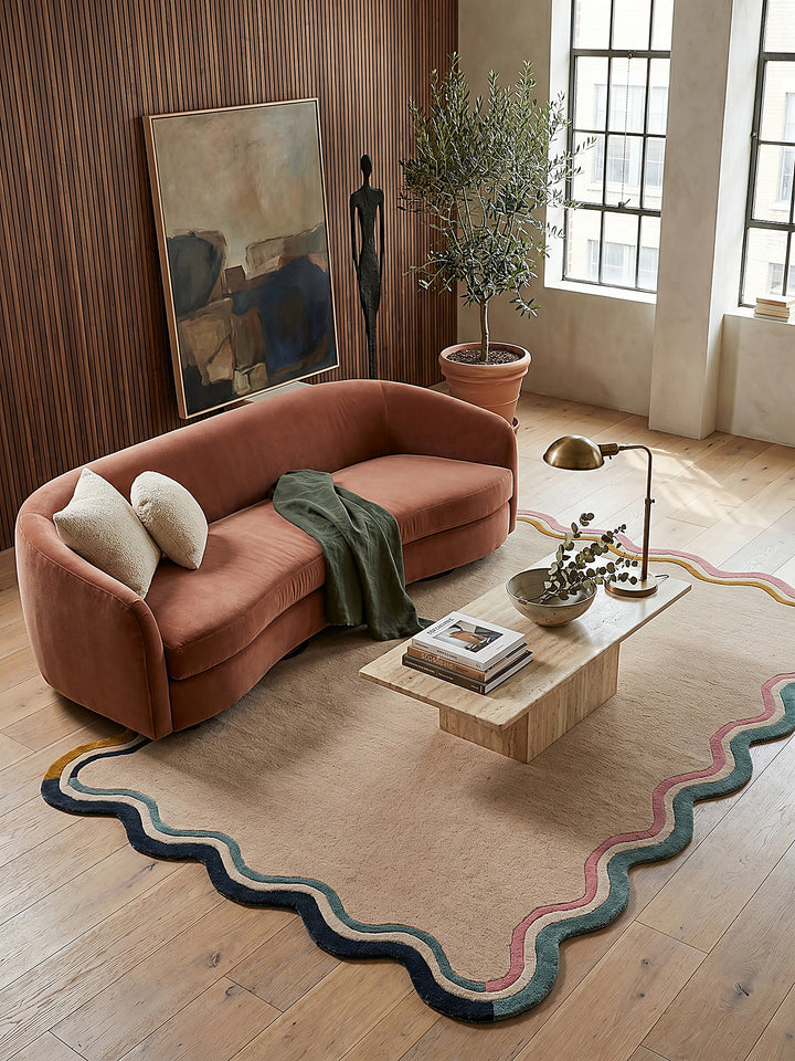 Teppich Natur rechteckig Editorial Interior als Designobjekt drapiert hochwertige Wohnaccessoires WINCH_
